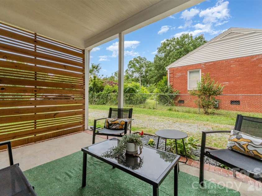 2601 Ashley Road, Charlotte, NC 28208.  MLS# CAR4364614, YatesRealty ID 15051. 