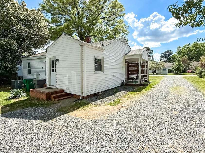 2601 Ashley Road, Charlotte, NC 28208.  MLS# CAR4364614, YatesRealty ID 15051. 
