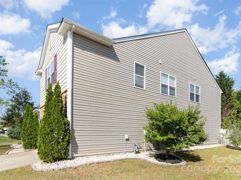 7638 Carrington Forest Lane, Matthews, NC 28105.  MLS# CAR4244889, YatesRealty ID 15051. 