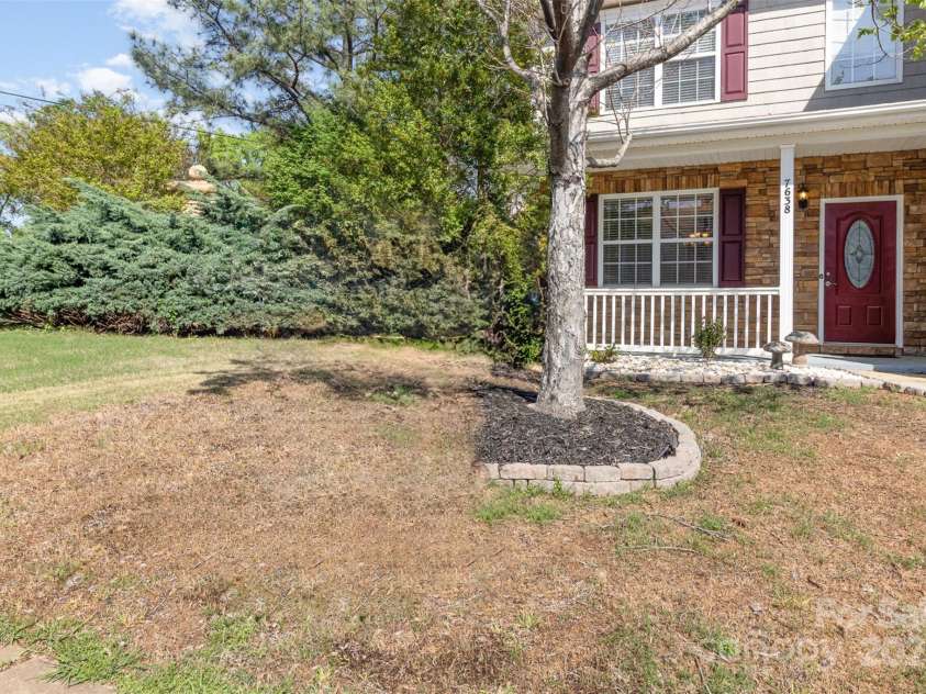 7638 Carrington Forest Lane, Matthews, NC 28105.  MLS# CAR4244889, YatesRealty ID 15051. 
