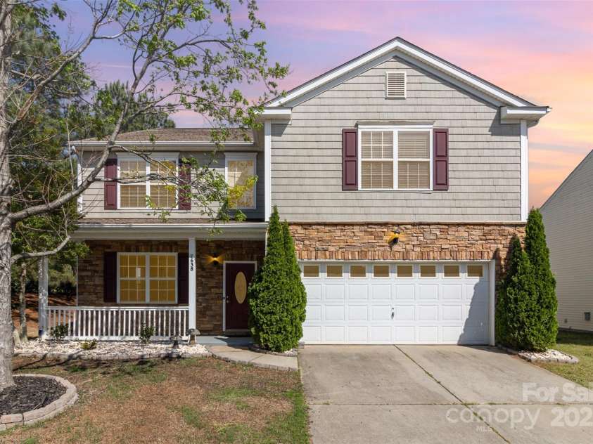 7638 Carrington Forest Lane, Matthews, NC 28105.  MLS# CAR4244889, YatesRealty ID 15051. Font picture