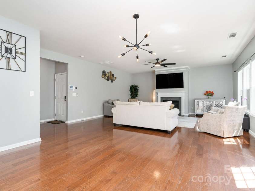 9013 Gailes Drive, Charlotte, NC 28278.  MLS# CAR4242722, YatesRealty ID 15052. 