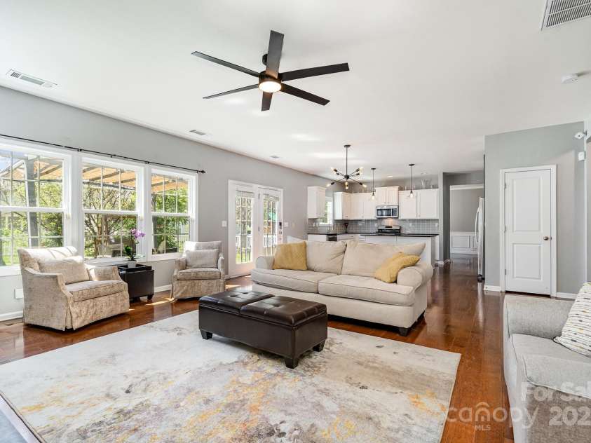 9013 Gailes Drive, Charlotte, NC 28278.  MLS# CAR4242722, YatesRealty ID 15052. 