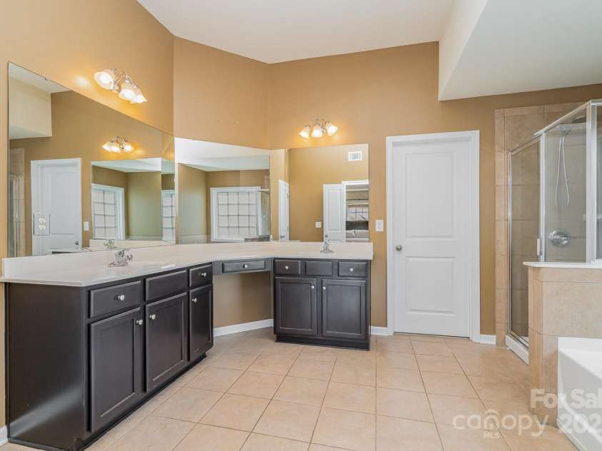 9013 Gailes Drive, Charlotte, NC 28278.  MLS# CAR4242722, YatesRealty ID 15052. 