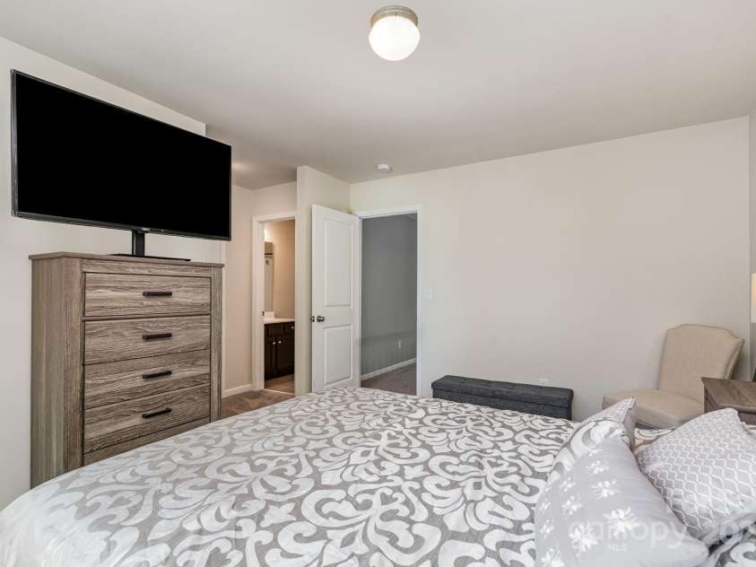 9013 Gailes Drive, Charlotte, NC 28278.  MLS# CAR4242722, YatesRealty ID 15052. 