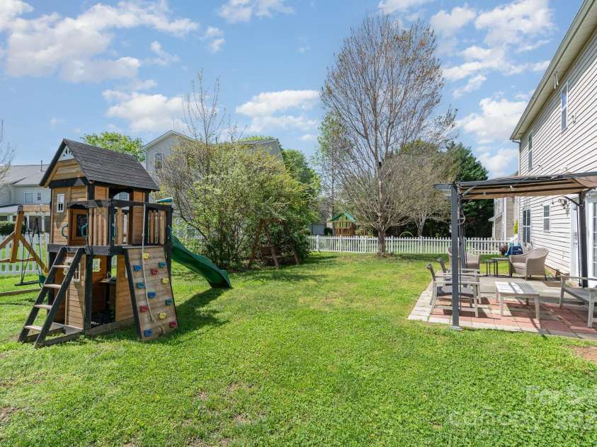 9013 Gailes Drive, Charlotte, NC 28278.  MLS# CAR4242722, YatesRealty ID 15052. 