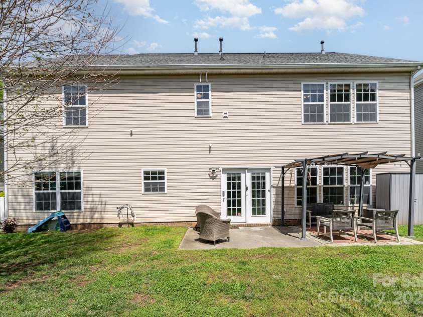 9013 Gailes Drive, Charlotte, NC 28278.  MLS# CAR4242722, YatesRealty ID 15052. 