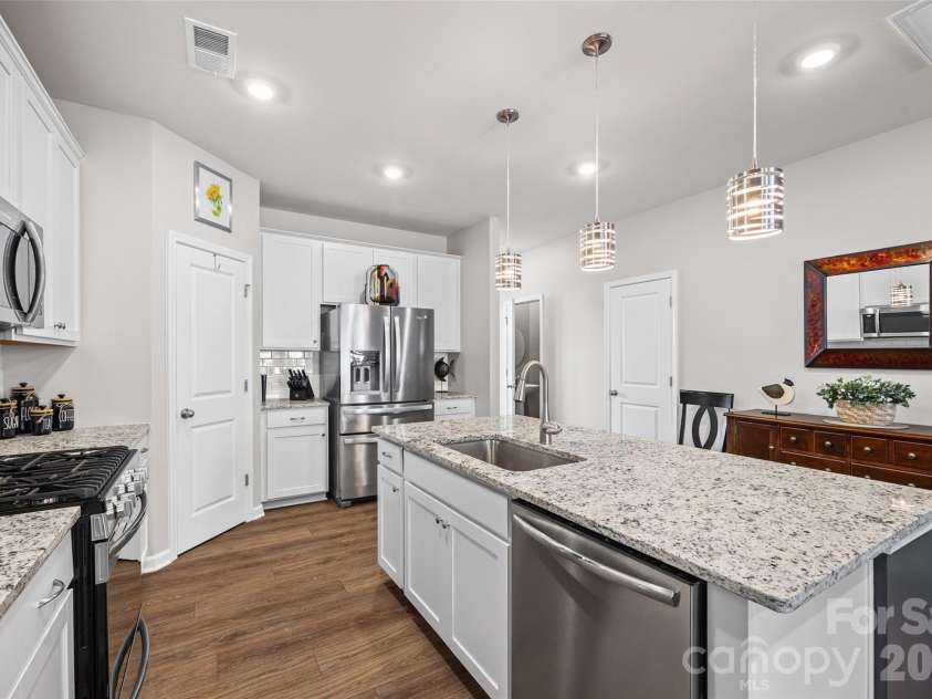909 Cobbled Way, Fort Mill, SC 29715.  MLS# CAR4366146, YatesRealty ID 15052. Gourmet Kitchen