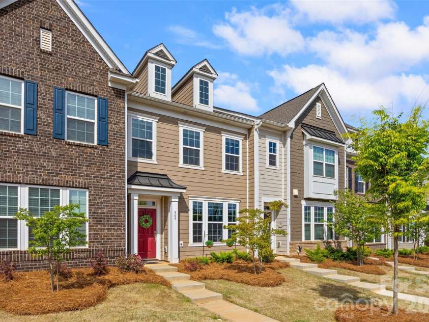909 Cobbled Way, Fort Mill, SC 29715.  MLS# CAR4366146, YatesRealty ID 15052. Welcome home to 909 Cobbled Way