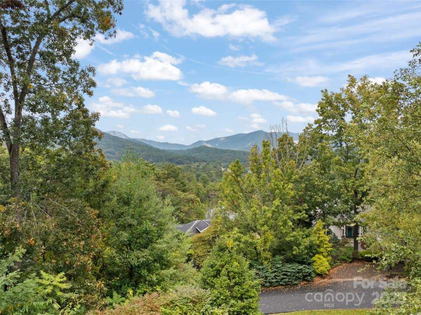 23 Clear Vista Drive, Asheville, NC 28805.  MLS# CAR4301123, YatesRealty ID 15053. 
