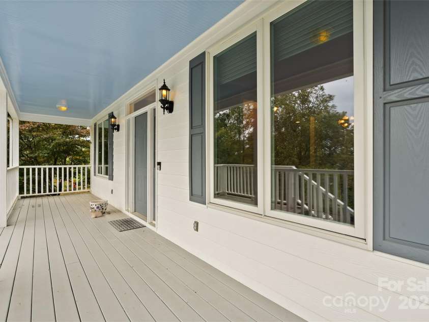 23 Clear Vista Drive, Asheville, NC 28805.  MLS# CAR4301123, YatesRealty ID 15053. 