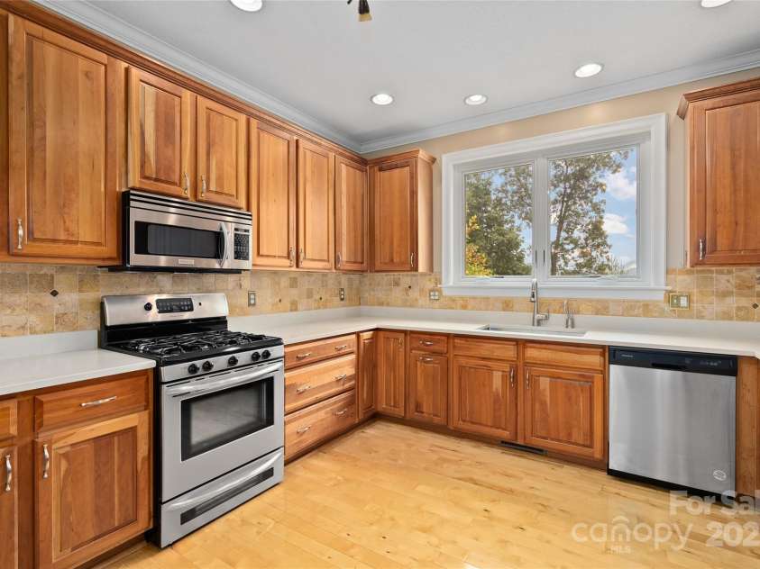 23 Clear Vista Drive, Asheville, NC 28805.  MLS# CAR4301123, YatesRealty ID 15053. 