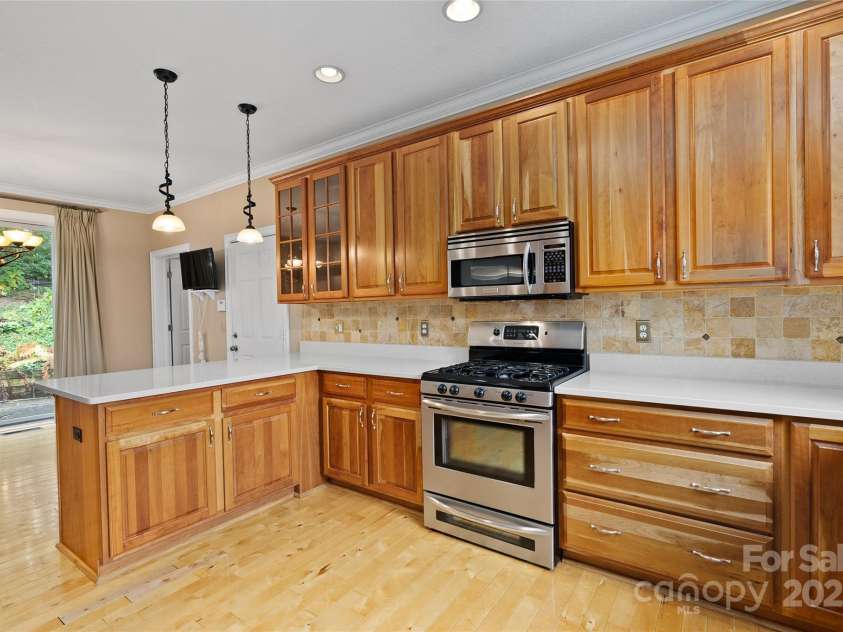 23 Clear Vista Drive, Asheville, NC 28805.  MLS# CAR4301123, YatesRealty ID 15053. 