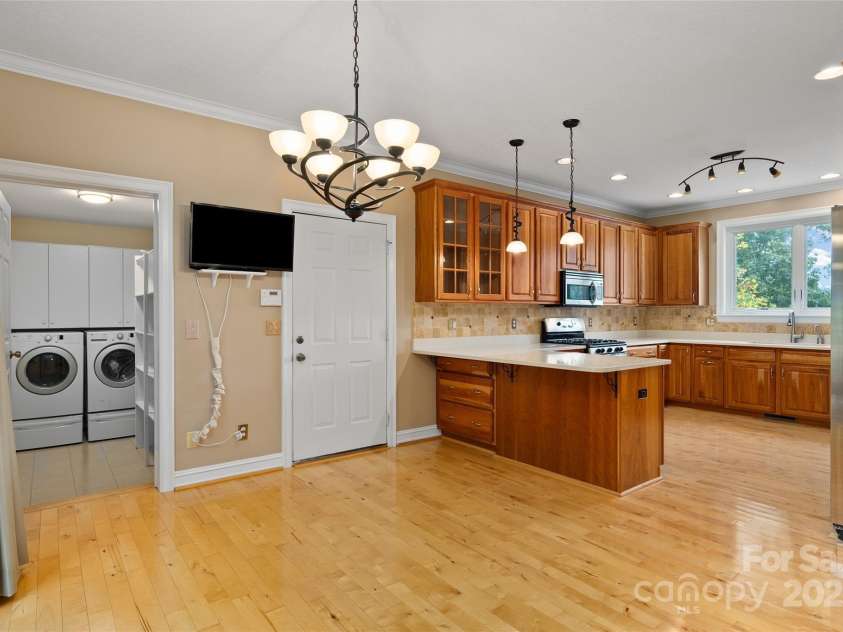 23 Clear Vista Drive, Asheville, NC 28805.  MLS# CAR4301123, YatesRealty ID 15053. 