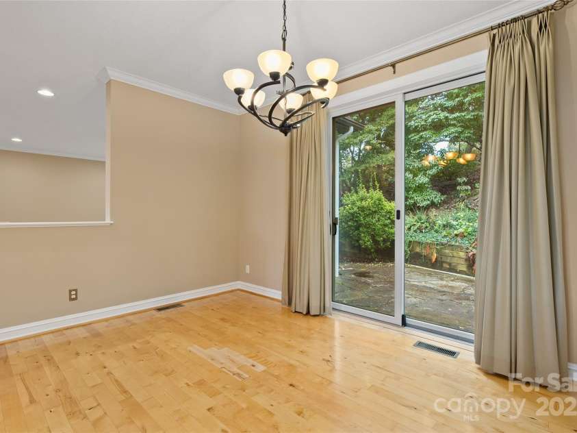 23 Clear Vista Drive, Asheville, NC 28805.  MLS# CAR4301123, YatesRealty ID 15053. 