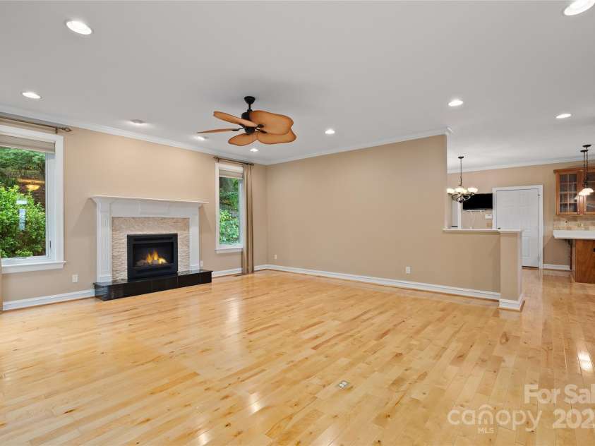 23 Clear Vista Drive, Asheville, NC 28805.  MLS# CAR4301123, YatesRealty ID 15053. 