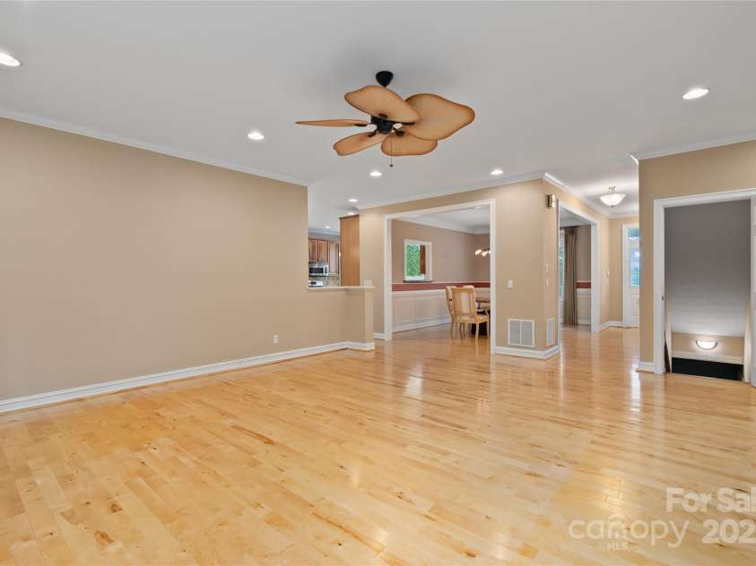 23 Clear Vista Drive, Asheville, NC 28805.  MLS# CAR4301123, YatesRealty ID 15053. 