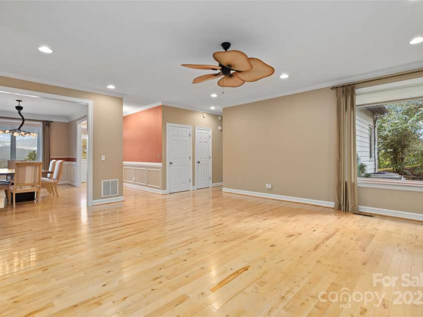 23 Clear Vista Drive, Asheville, NC 28805.  MLS# CAR4301123, YatesRealty ID 15053. 