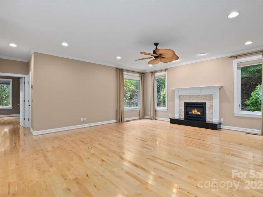 23 Clear Vista Drive, Asheville, NC 28805.  MLS# CAR4301123, YatesRealty ID 15053. 