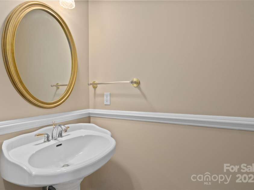 23 Clear Vista Drive, Asheville, NC 28805.  MLS# CAR4301123, YatesRealty ID 15053. 