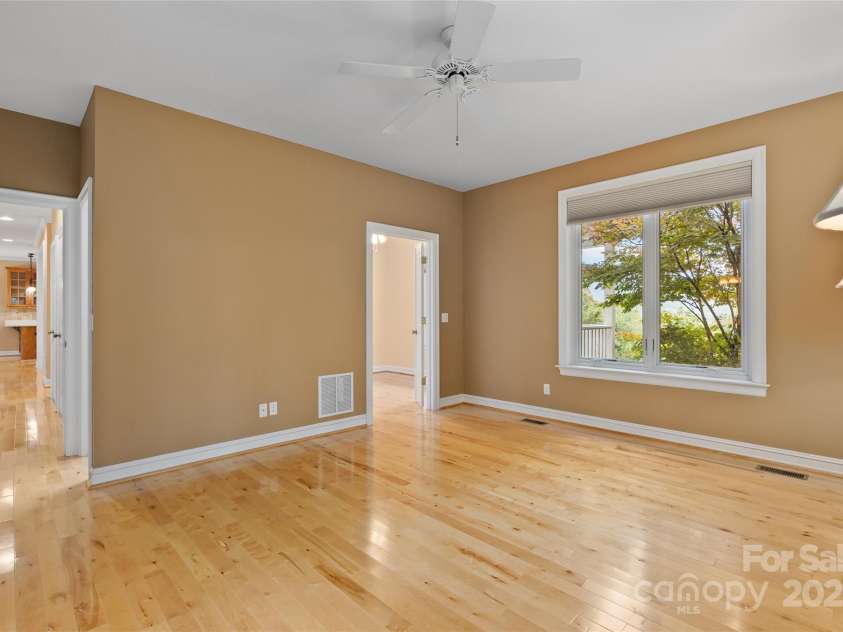 23 Clear Vista Drive, Asheville, NC 28805.  MLS# CAR4301123, YatesRealty ID 15053. 