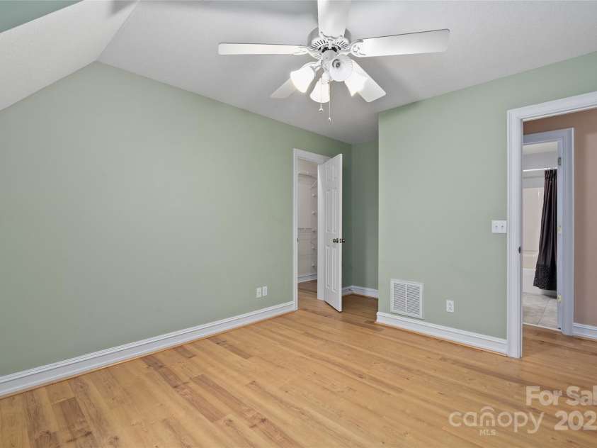 23 Clear Vista Drive, Asheville, NC 28805.  MLS# CAR4301123, YatesRealty ID 15053. 