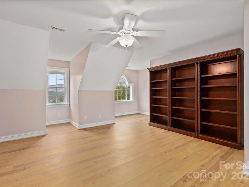 23 Clear Vista Drive, Asheville, NC 28805.  MLS# CAR4301123, YatesRealty ID 15053. 