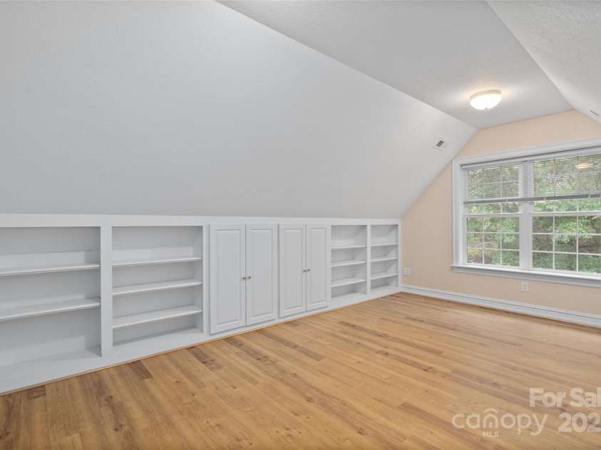 23 Clear Vista Drive, Asheville, NC 28805.  MLS# CAR4301123, YatesRealty ID 15053. 