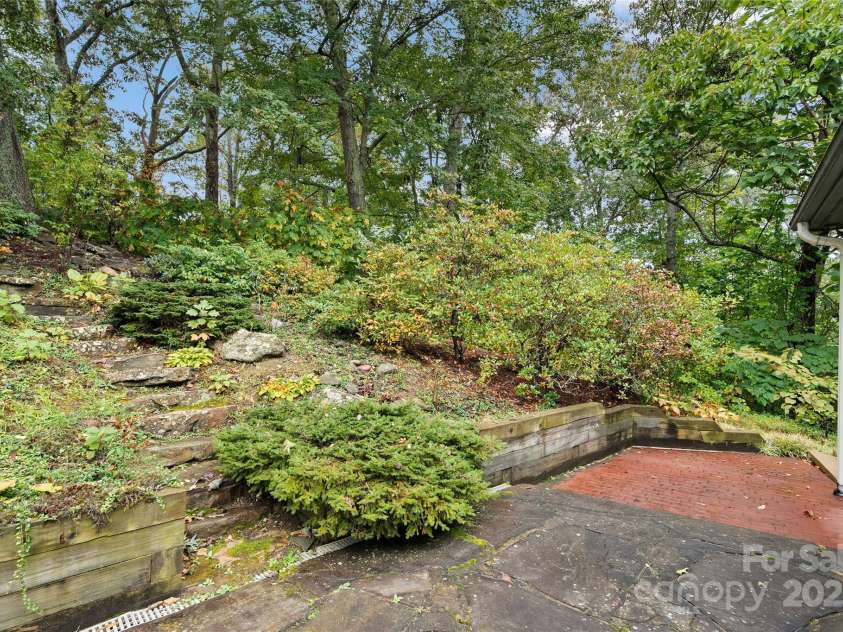 23 Clear Vista Drive, Asheville, NC 28805.  MLS# CAR4301123, YatesRealty ID 15053. 