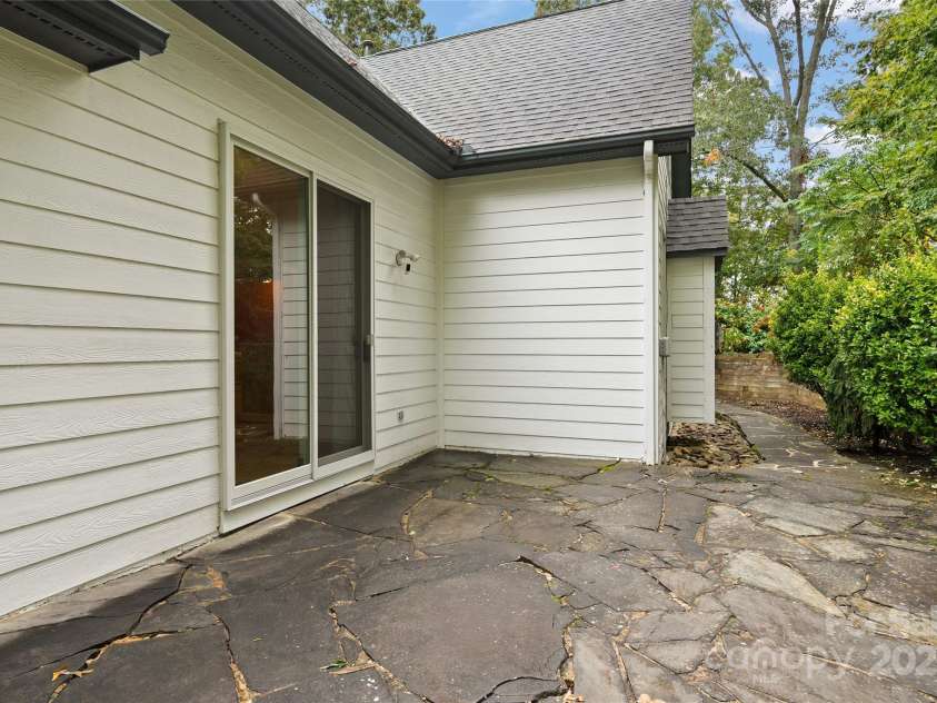 23 Clear Vista Drive, Asheville, NC 28805.  MLS# CAR4301123, YatesRealty ID 15053. 