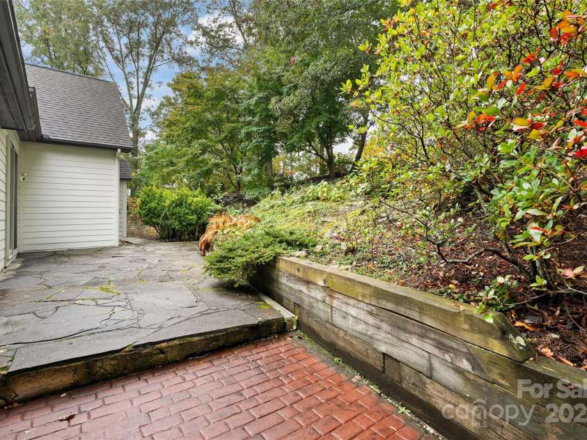 23 Clear Vista Drive, Asheville, NC 28805.  MLS# CAR4301123, YatesRealty ID 15053. 