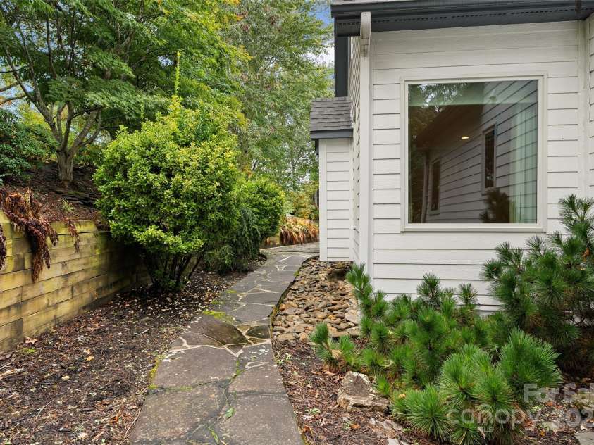 23 Clear Vista Drive, Asheville, NC 28805.  MLS# CAR4301123, YatesRealty ID 15053. 