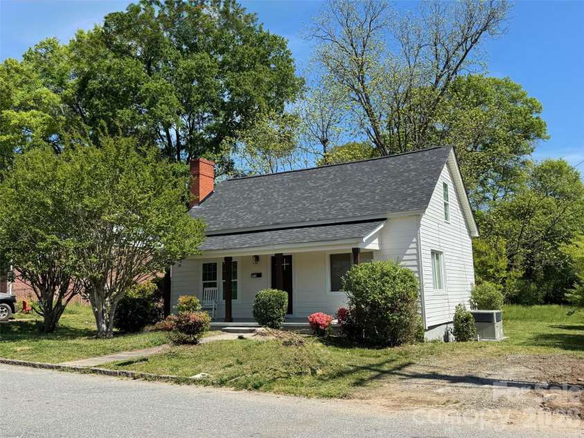 211 Cedar Drive, Concord, NC 28025.  MLS# CAR4368071, YatesRealty ID 15054. 