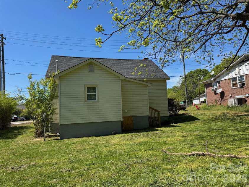 211 Cedar Drive, Concord, NC 28025.  MLS# CAR4368071, YatesRealty ID 15054. 