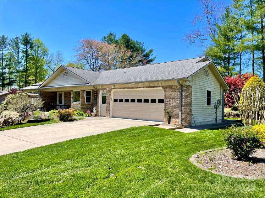 23 St. Andrews Drive, Etowah, NC 28729.  MLS# CAR4248416, YatesRealty ID 15054. 