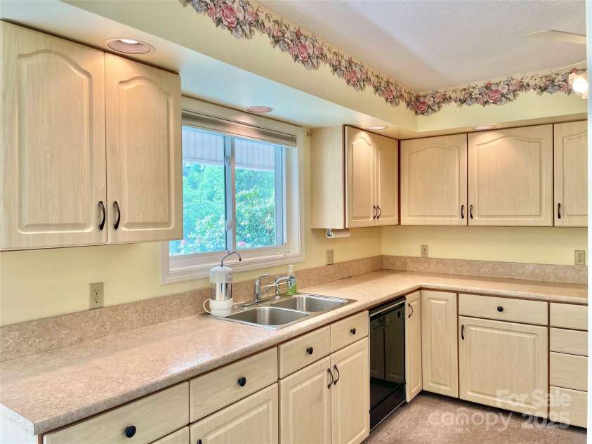 23 St. Andrews Drive, Etowah, NC 28729.  MLS# CAR4248416, YatesRealty ID 15054. 