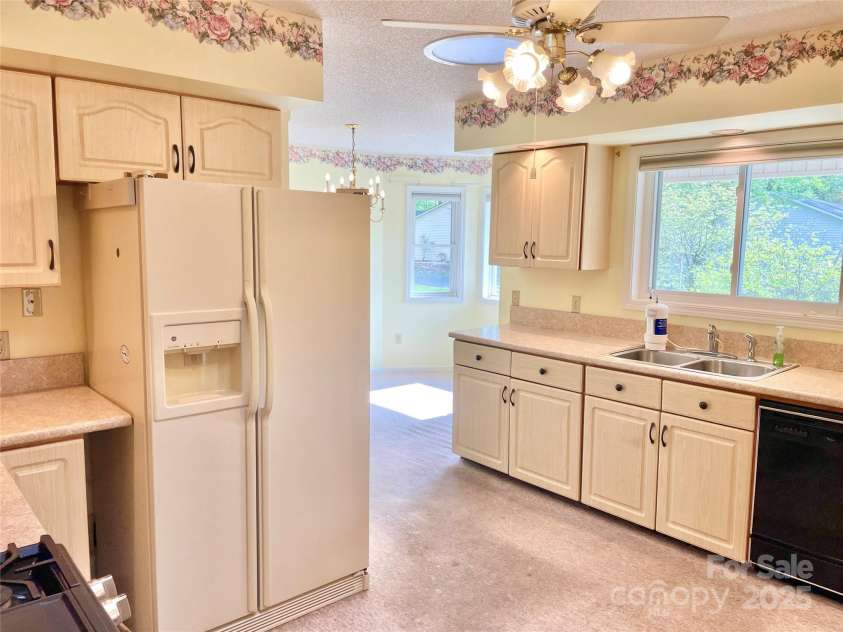 23 St. Andrews Drive, Etowah, NC 28729.  MLS# CAR4248416, YatesRealty ID 15054. 