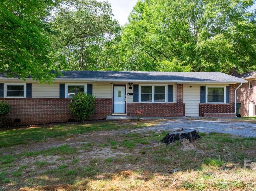 634 7th Avenue Place, Hickory, NC 28602.  MLS# CAR4250739, YatesRealty ID 15055. 