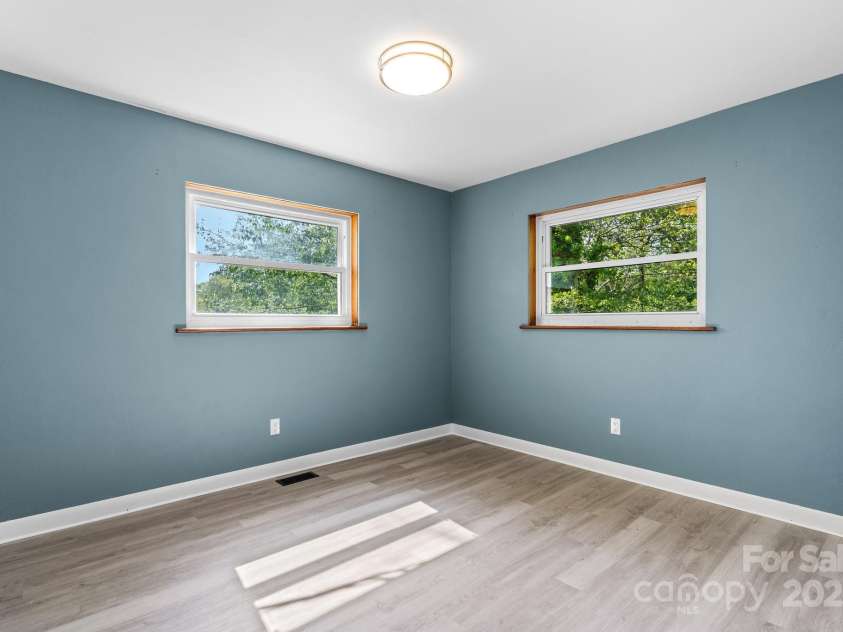 634 7th Avenue Place, Hickory, NC 28602.  MLS# CAR4250739, YatesRealty ID 15055. 