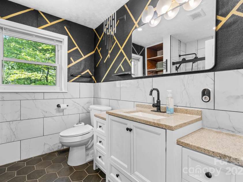 634 7th Avenue Place, Hickory, NC 28602.  MLS# CAR4250739, YatesRealty ID 15055. 