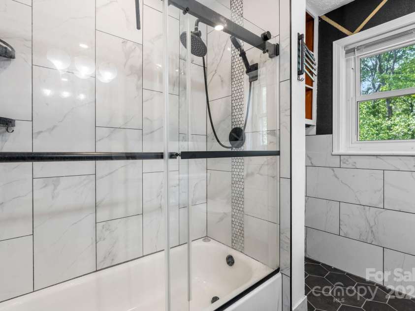 634 7th Avenue Place, Hickory, NC 28602.  MLS# CAR4250739, YatesRealty ID 15055. 