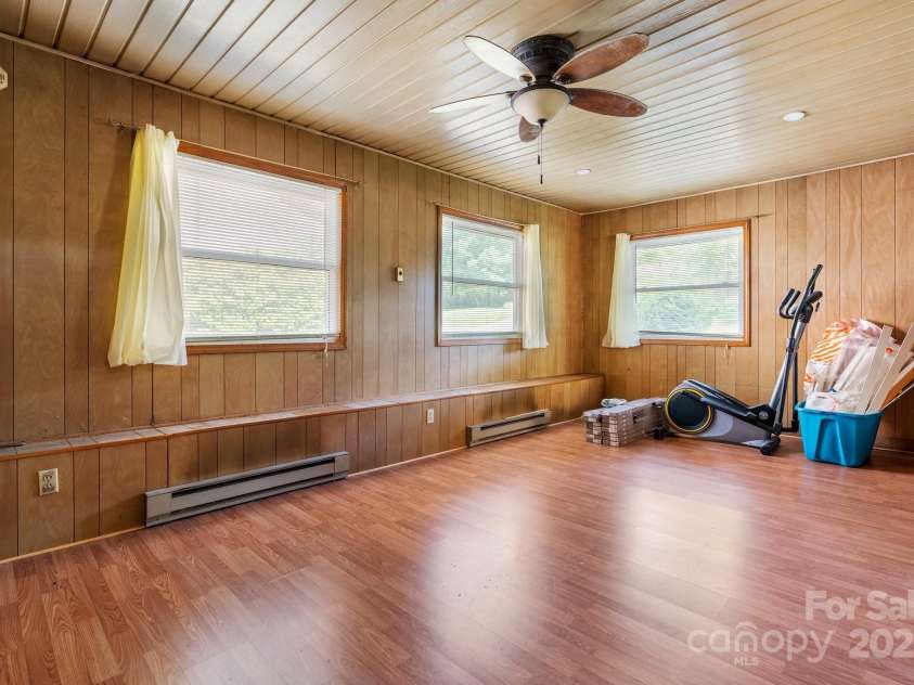 634 7th Avenue Place, Hickory, NC 28602.  MLS# CAR4250739, YatesRealty ID 15055. 