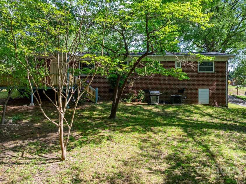 634 7th Avenue Place, Hickory, NC 28602.  MLS# CAR4250739, YatesRealty ID 15055. 