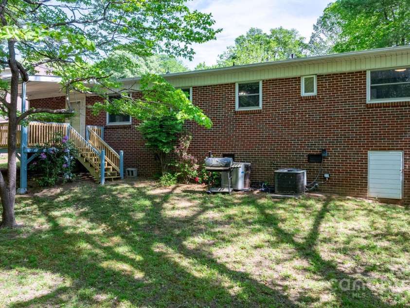 634 7th Avenue Place, Hickory, NC 28602.  MLS# CAR4250739, YatesRealty ID 15055. 