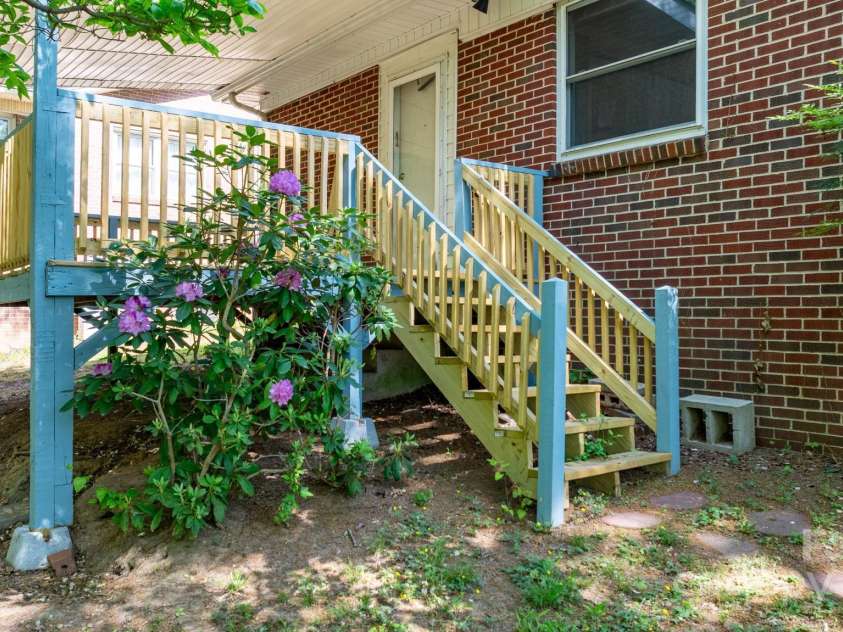 634 7th Avenue Place, Hickory, NC 28602.  MLS# CAR4250739, YatesRealty ID 15055. 