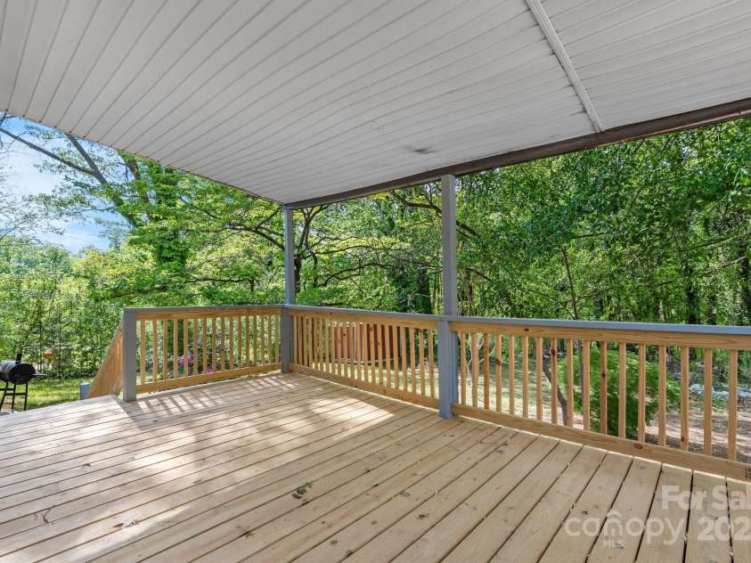 634 7th Avenue Place, Hickory, NC 28602.  MLS# CAR4250739, YatesRealty ID 15055. 