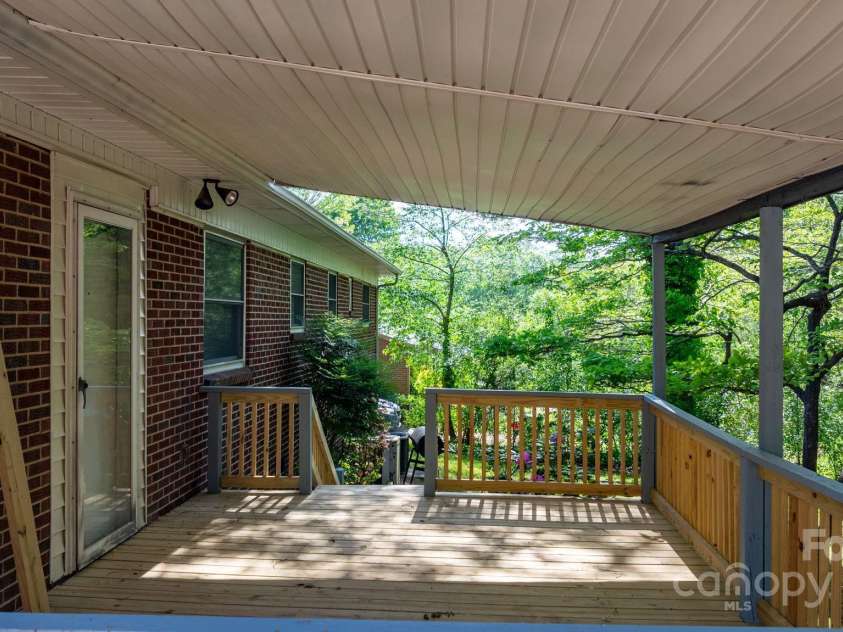 634 7th Avenue Place, Hickory, NC 28602.  MLS# CAR4250739, YatesRealty ID 15055. 