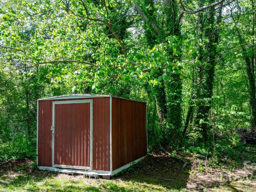 634 7th Avenue Place, Hickory, NC 28602.  MLS# CAR4250739, YatesRealty ID 15055. 