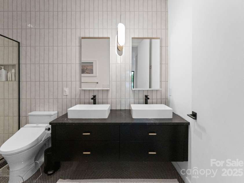 2913 Lake Avenue, Charlotte, NC 28208.  MLS# CAR4257278, YatesRealty ID 15059. 