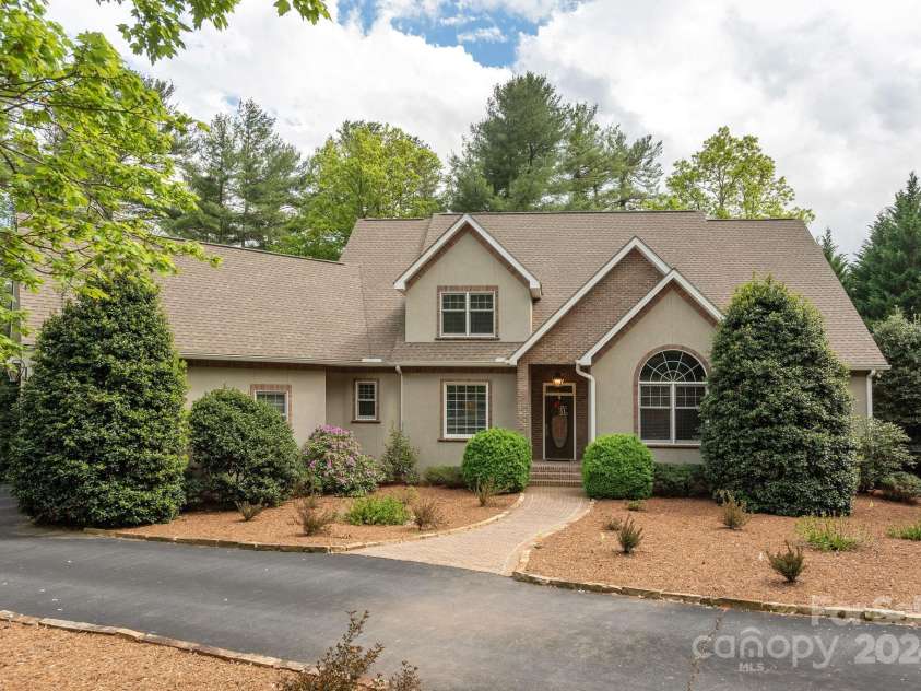 110 FOX CHASE Drive, Hendersonville, NC 28739.  MLS# CAR4136078, YatesRealty ID 1506. 